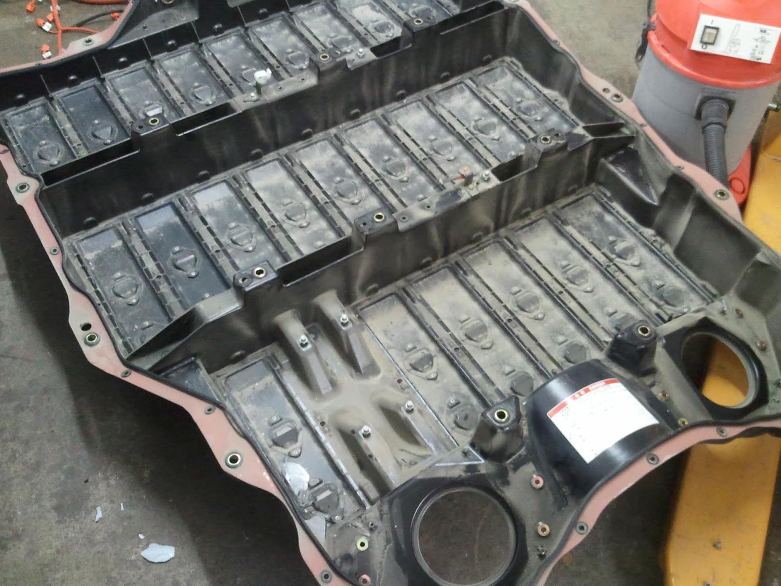 Battery trey with lots of dirt that can conduct electricity when wet.